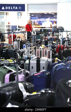 Arlington, Virginia, Stati Uniti. 23 luglio 2024. Vista del ritiro bagagli della Delta Air Lines presso l'aeroporto nazionale Ronald Reagan di Washington ad Arlington, Virginia, con oltre 1.000 bagagli per voli cancellati e ritardati, lasciando i passeggeri bloccati a causa di un massiccio crollo tecnologico il 23 luglio 2024. Crediti: Mpi34/Media Punch/Alamy Live News Foto Stock
