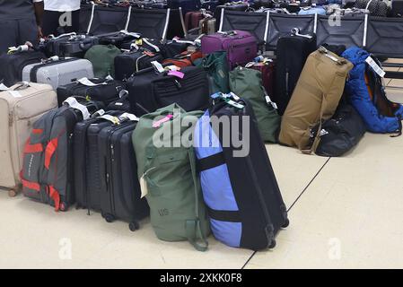 Arlington, Virginia, Stati Uniti. 23 luglio 2024. Vista del ritiro bagagli della Delta Air Lines presso l'aeroporto nazionale Ronald Reagan di Washington ad Arlington, Virginia, con oltre 1.000 bagagli per voli cancellati e ritardati, lasciando i passeggeri bloccati a causa di un massiccio crollo tecnologico il 23 luglio 2024. Crediti: Mpi34/Media Punch/Alamy Live News Foto Stock