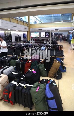 Arlington, Virginia, Stati Uniti. 23 luglio 2024. Vista del ritiro bagagli della Delta Air Lines presso l'aeroporto nazionale Ronald Reagan di Washington ad Arlington, Virginia, con oltre 1.000 bagagli per voli cancellati e ritardati, lasciando i passeggeri bloccati a causa di un massiccio crollo tecnologico il 23 luglio 2024. Crediti: Mpi34/Media Punch/Alamy Live News Foto Stock