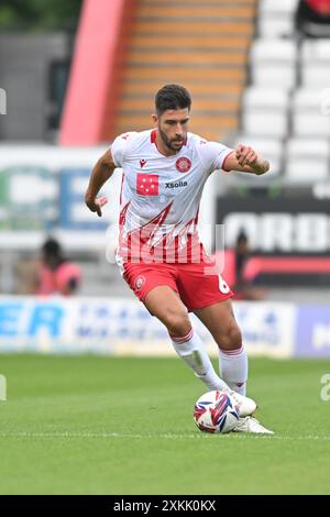 Dan Sweeney (6 Stevenage) controlla il pallone durante l'amichevole di pre-stagione tra Stevenage e Coventry City al Lamex Stadium di Stevenage martedì 23 luglio 2024. (Foto: Kevin Hodgson | mi News) crediti: MI News & Sport /Alamy Live News Foto Stock