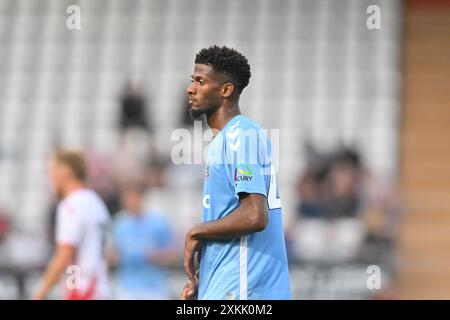 Justin OBikwu (49 Coventry City) guarda durante l'amichevole pre-stagione tra Stevenage e Coventry City al Lamex Stadium di Stevenage martedì 23 luglio 2024. (Foto: Kevin Hodgson | mi News) crediti: MI News & Sport /Alamy Live News Foto Stock