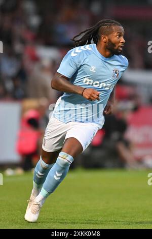 Kasey Palmer (45 Coventry City) guarda durante l'amichevole pre-stagione tra Stevenage e Coventry City al Lamex Stadium di Stevenage martedì 23 luglio 2024. (Foto: Kevin Hodgson | mi News) crediti: MI News & Sport /Alamy Live News Foto Stock