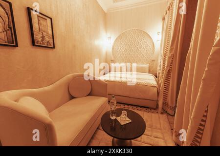 Un bellissimo riad marocchino tradizionale a marrakech con una bella terrazza e piscina e una colazione incredibile e camere molto confortevoli Foto Stock