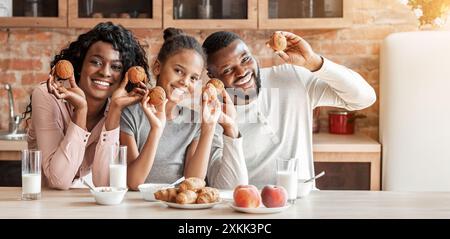 Felice famiglia nero gioca con tortine e ridere Foto Stock