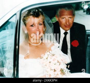 TEMPI PIÙ FELICI. MIKE FRIEND, AMMINISTRATORE DELEGATO DI GOSPORT, E SUA MOGLIE, ELAINE FRIEND, GUIDARONO LA SUA AUTO ALL'INGRESSO DI GOSPORT TOWN HALL DOPO AVER SCOPERTO CHE SUO MARITO AVEVA UNA RELAZIONE. 1992 PIC MIKE WALKER 1992 Foto Stock