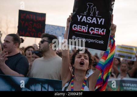 Istanbul, Turchia. 23 luglio 2024. Gli attivisti di destra animale hanno organizzato una manifestazione a Istanbul per protestare contro un disegno di legge redatto dal governo AKP del presidente Recep Tayyip Erdogan che mira a togliere i cani randagi dalle strade. I manifestanti temono che la legge comporti l'abbattimento di massa dei cani di strada, o l'eutanasia. Le persone portano segni con le parole “ritirare la legge”. Crediti: Ingrid Woudwijk/Alamy Live News Foto Stock