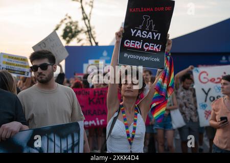 Istanbul, Turchia. 23 luglio 2024. Gli attivisti di destra animale hanno organizzato una manifestazione a Istanbul per protestare contro un disegno di legge redatto dal governo AKP del presidente Recep Tayyip Erdogan che mira a togliere i cani randagi dalle strade. I manifestanti temono che la legge comporti l'abbattimento di massa dei cani di strada, o l'eutanasia. Le persone portano segni con le parole “ritirare la legge”. Crediti: Ingrid Woudwijk/Alamy Live News Foto Stock