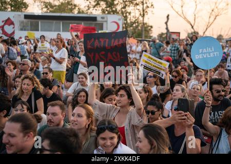 Istanbul, Turchia. 23 luglio 2024. Gli attivisti di destra animale hanno organizzato una manifestazione a Istanbul per protestare contro un disegno di legge redatto dal governo AKP del presidente Recep Tayyip Erdogan che mira a togliere i cani randagi dalle strade. I manifestanti temono che la legge comporti l'abbattimento di massa dei cani di strada, o l'eutanasia. Crediti: Ingrid Woudwijk/Alamy Live News Foto Stock