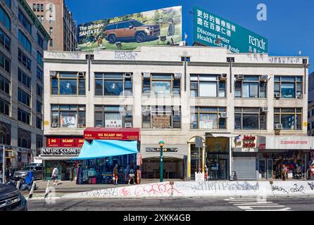 NYC Chinatown: 153 Centre Street, alias 240 Canal Street, è un edificio commerciale a tre piani in mattoni con un ingresso della metropolitana di New York nella sua base. Foto Stock