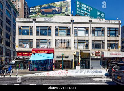 NYC Chinatown: 153 Centre Street, alias 240 Canal Street, è un edificio commerciale a tre piani in mattoni con un ingresso della metropolitana di New York nella sua base. Foto Stock