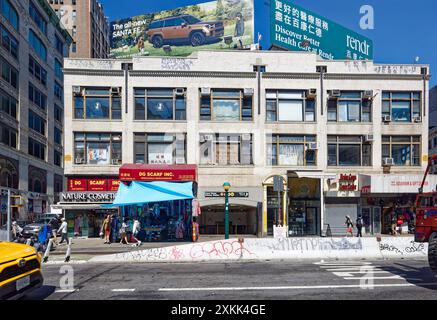 NYC Chinatown: 153 Centre Street, alias 240 Canal Street, è un edificio commerciale a tre piani in mattoni con un ingresso della metropolitana di New York nella sua base. Foto Stock