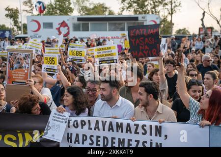 Istanbul, Turchia. 23 luglio 2024. Gli attivisti di destra animale hanno organizzato una manifestazione a Istanbul per protestare contro un disegno di legge redatto dal governo AKP del presidente Recep Tayyip Erdogan che mira a togliere i cani randagi dalle strade. I manifestanti temono che la legge comporti l'abbattimento di massa dei cani di strada, o l'eutanasia. Crediti: Ingrid Woudwijk/Alamy Live News Foto Stock