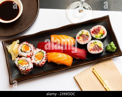 Il famoso sushi giapponese comprende Uramakis, Makis e Nigiris Foto Stock