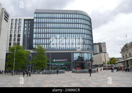 Il Cardiff Bus Interchange e gli uffici legali e generali di recente costruzione. Central Square, Cardiff, Galles, Regno Unito. 12 giugno 2024. Foto Stock