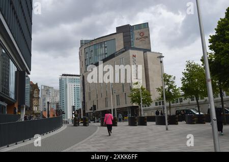 Viste di diversi hotel vicino alla stazione centrale di Cardiff, tra cui Sleeperz, Clayton e Radisson Blu in lontananza. 12 giugno 2024. Foto Stock