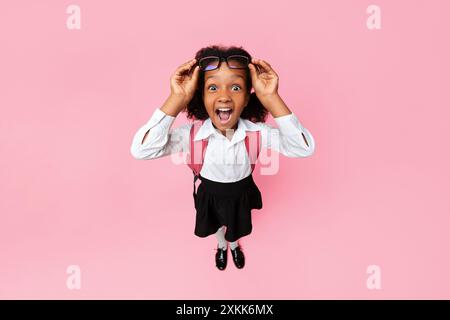 Stupita studentessa afro che urla guardando la fotocamera, ad angolo alto Foto Stock