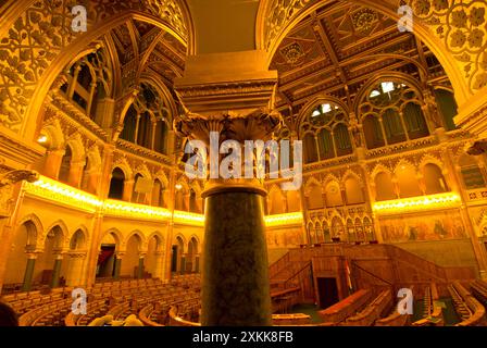 Sala riunioni dell'assemblea nazionale - la Casa del Parlamento - il più grande edificio del paese - si trova sul lungofiume del Danubio - in stile neogotico Foto Stock