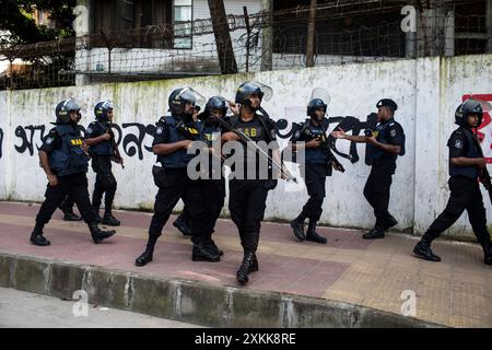 Dacca, Bangladesh. 17 luglio 2024. Il Rapid Action Battalion (RAB) prende posizione nell'area dell'Università di Dhaka, durante la dimostrazione. Gli studenti del Bangladesh piangono per i loro compagni di classe che sono stati uccisi in proteste per le regole di assunzione del servizio pubblico. Il governo ordinò successivamente la chiusura indefinita delle scuole a livello nazionale per ripristinare l'ordine. Secondo i rapporti della polizia, i manifestanti che si opponevano alle quote per i posti di lavoro governativi si scontrarono con contro-manifestanti fedeli al partito al governo. (Foto di Sazzad Hossain/SOPA Images/Sipa USA) credito: SIPA USA/Alamy Live News Foto Stock