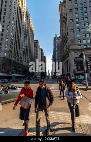 Chicago, il, Stati Uniti - marzo 2019: L'iconica Michigan Avenue di Chicago: Una prospettiva DuSable Bridge Foto Stock