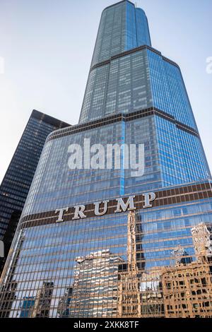 Chicago, il, USA - marzo 2019: Riflessioni di Chicago, prospettiva Trump Tower Foto Stock