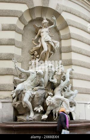 Palazzo reale di Hofburg (ex Palazzo Imperiale costruito nel 1438) - porta Michaeler (ingresso principale) - dettagli scultura - Vienna, Austria Foto Stock