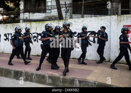 Dacca, Bangladesh. 17 luglio 2024. Il Rapid Action Battalion (RAB) prende posizione nell'area dell'Università di Dhaka, durante la dimostrazione. Gli studenti del Bangladesh piangono per i loro compagni di classe che sono stati uccisi in proteste per le regole di assunzione del servizio pubblico. Il governo ordinò successivamente la chiusura indefinita delle scuole a livello nazionale per ripristinare l'ordine. Secondo i rapporti della polizia, i manifestanti che si opponevano alle quote per i posti di lavoro governativi si scontrarono con contro-manifestanti fedeli al partito al governo. (Credit Image: © Sazzad Hossain/SOPA Images via ZUMA Press Wire) SOLO PER USO EDITORIALE! Non per USO commerciale! Foto Stock