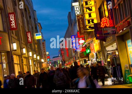 Gli amanti dello shopping in strada di notte vicino alla Cattedrale di Colonia, Germania Foto Stock