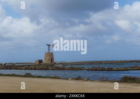 Piccola antica torre nella riserva naturale delle Saline di Trapani con cielo nuvoloso sopra, Contrada Nubia, Sicilia, Italia Foto Stock