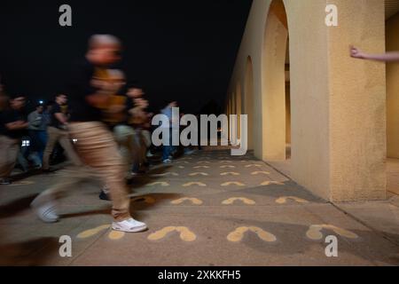 Nuove reclute del corpo dei Marines degli Stati Uniti con la Bravo Company, 1st Recruit Training Battalion, salgono sulle Yellow Footprints durante un evento di ricevimento al Marine Corps Recruit Depot San Diego, California, 15 luglio 2024. Durante il processo di ricezione, le reclute vengono controllate per contrabbando, ricevono un taglio di capelli, fanno una telefonata a casa con lo script e rilasciano l'attrezzatura necessaria per l'addestramento. (Foto U.S. Marine Corps di Lance Cpl. Francisco Angel) Foto Stock