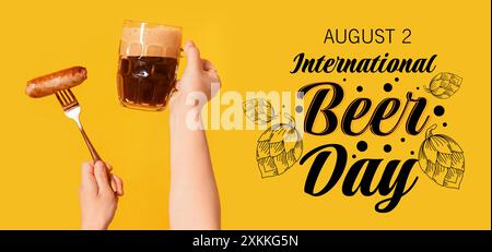 Mani con tazza di birra fredda e salsiccia su sfondo giallo. Banner per la giornata internazionale della birra Foto Stock