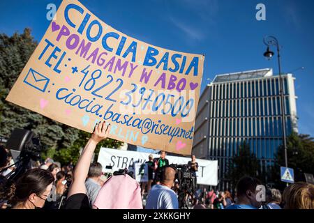 Un manifestante ha un cartello a favore dell'aborto con il numero di telefono per l'aborto legale in Germania durante la manifestazione. Diverse centinaia di persone protestarono fuori dal parlamento per il fallimento della liberalizzazione della legge sull'aborto del governo del primo Ministro Tusk. La protesta è stata organizzata dall'organizzazione Women's Strike (Strajk Kobiet) e guidata da Marta Lempart. Il 12 luglio il parlamento polacco ha respinto un disegno di legge che avrebbe ammorbidito la severa legge polacca sull'aborto. Mentre la misura è stata sostenuta dalla maggioranza della coalizione di governo guidata dal primo ministro Donald Tusk, è stata sconfitta grazie alla m. Foto Stock