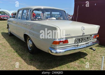 Una Mercedes Benz 230 S del 1967 parcheggiata in mostra al 49th Historic Vehicle Gathering, Powderham, Devon, Inghilterra, Regno Unito. Foto Stock