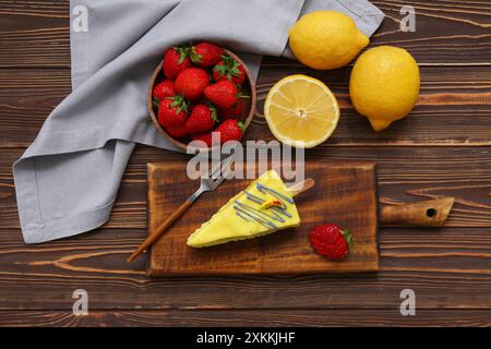 Sali a bordo con gustose cheesecake pop, limone e fragole sul tavolo Foto Stock