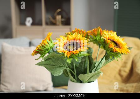 Vaso con bouquet di bellissimi girasoli in soggiorno, primo piano Foto Stock