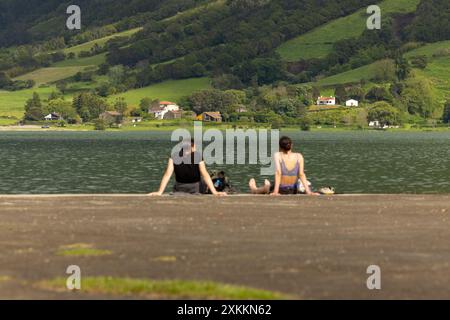 Turisti che apprezzano l'incredibile e bellissimo paesaggio del lago Sete Cidades (Lagoa das Sete Cidades) Sao Miguel, Azzorre Portogallo Foto Stock