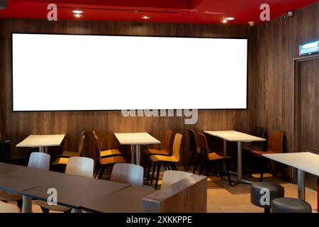 Ampio banner bianco vuoto per informazioni sul mockup fissato all'esterno dell'ingresso dell'hotel o del ristorante. Tabelloni mockup e varie promozioni per i negozi Foto Stock