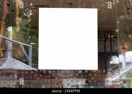 Un poster di carta bianca esposto all'esterno del ristorante dell'edificio. Concetto di marketing e business. Tracciato di ritaglio Foto Stock