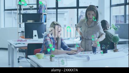 Immagine di icone ecologiche su diversi colleghi che discutono di lavoro in ufficio Foto Stock