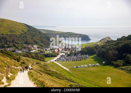 Lulworth Cove Dorset, Lulworth Cove sulla South West Coast Path sulla Jurassic Heritage Coast del Dorset, Inghilterra, Regno Unito Foto Stock