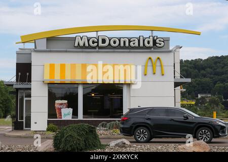 Elysburg, Stati Uniti. 23 luglio 2024. Un'auto passa davanti ad un ristorante McDonald's il 23 luglio 2024 a Elysburg, Pennsylvania. McDonald's sta estendendo il suo popolare affare pasto da $5 nella maggior parte dei ristoranti degli Stati Uniti oltre il periodo iniziale di quattro settimane, iniziato il 25 giugno. Il pasto da $5,00 include un hamburger McDouble o un sandwich McChicken, un pollo McNuggets da quattro pezzi, patatine fritte e una piccola bevanda analcolica. (Foto di Paul Weaver/Sipa USA) credito: SIPA USA/Alamy Live News Foto Stock