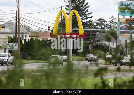 Berwick, Stati Uniti. 23 luglio 2024. Il logo McDonald's è esposto in un ristorante McDonald's il 23 luglio 2024 a Berwick, Pennsylvania. McDonald's sta estendendo il suo popolare affare pasto da $5 nella maggior parte dei ristoranti degli Stati Uniti oltre il periodo iniziale di quattro settimane, iniziato il 25 giugno. Il pasto da $5,00 include un hamburger McDouble o un sandwich McChicken, un pollo McNuggets da quattro pezzi, patatine fritte e una piccola bevanda analcolica. (Foto di Paul Weaver/Sipa USA) credito: SIPA USA/Alamy Live News Foto Stock