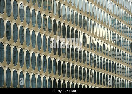 18.06.2023, Paesi Bassi, Olanda settentrionale, Amsterdam - finestre circolari su un moderno albergo commerciale ad Amsterdam Zuid (Sud). 00A230618D163CAROEX.JP Foto Stock