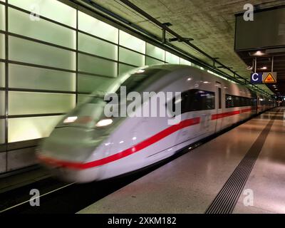 07.05.2024, Germania, Berlino, Berlino - il treno ICE della Deutsche Bahn passa per la stazione Potsdamer Platz. 00A240507D006CAROEX.JPG [VERSIONE MODELLO: NON APPL Foto Stock