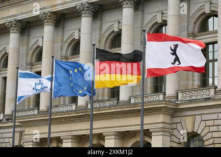 11.04.2024, Germania, Berlino, Berlino - le bandiere di Israele, Unione europea, Germania e Berlino battono di fronte alla Casa berlinese di Represe Foto Stock