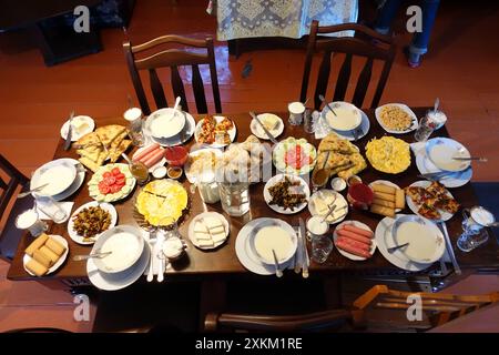 11.09.2019, Georgia, Svaneti, Mestia - Tavola riccamente allestita con vari piatti. 00S190911D101CAROEX.JPG [VERSIONE DEL MODELLO: NON APPLICABILE, LIBERATORIA DELLA PROPRIETÀ: Foto Stock