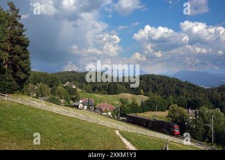 16.07.2022, Italia, alto Adige, Wolfsgruben - treno della ferrovia Rittner di fronte al panorama delle Alpi. 00S220716D155CAROEX.JPG [MODELLI RIPRESI Foto Stock