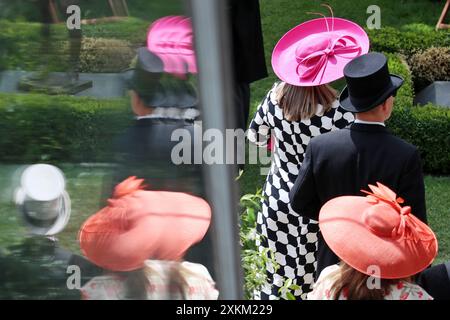 23.06.2023, Regno Unito, Windsor, Ascot - persone elegantemente vestite con cappelli alla corsa di cavalli Royal Ascot. 00S230623D240CAROEX.JPG [VERSIONE MODELLO: Foto Stock