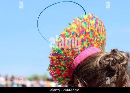 23.06.2023, Regno Unito, Windsor, Ascot - donna elegantemente vestita con un cappellino stravagante fatto di perline alla corsa di cavalli Royal Ascot. 00S230623D246CA Foto Stock