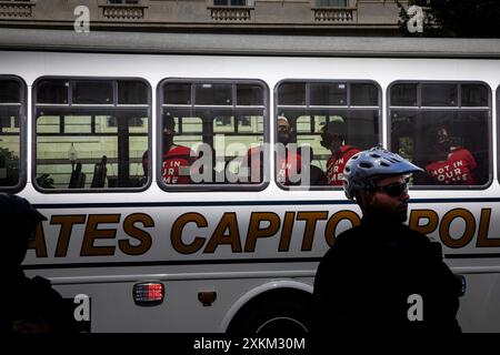 Washington DC, Stati Uniti. 23 luglio 2024. La polizia del Campidoglio ha arrestato attivisti ebrei che protestavano contro il sostegno militare degli Stati Uniti a Israele all'interno di un edificio del Congresso a Washington DC il 23 luglio 2024, un giorno prima che il primo Ministro Benjamin Netanyahu tenesse un discorso al Congresso degli Stati Uniti. I manifestanti, organizzati dal gruppo di attivisti Jewish Voice for Peace, indossavano magliette rosse con le frasi "non in nostro nome" e "gli ebrei dicono di smettere di armare Israele". (Foto di Aashish Kiphayet/Sipa USA) credito: SIPA USA/Alamy Live News Foto Stock