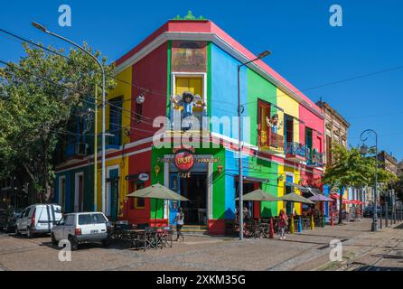 04.03.2024, Argentina, Buenos Aires, Buenos Aires - la Boca, case colorate nel quartiere del porto intorno a via El Caminito. La Boca eme Foto Stock